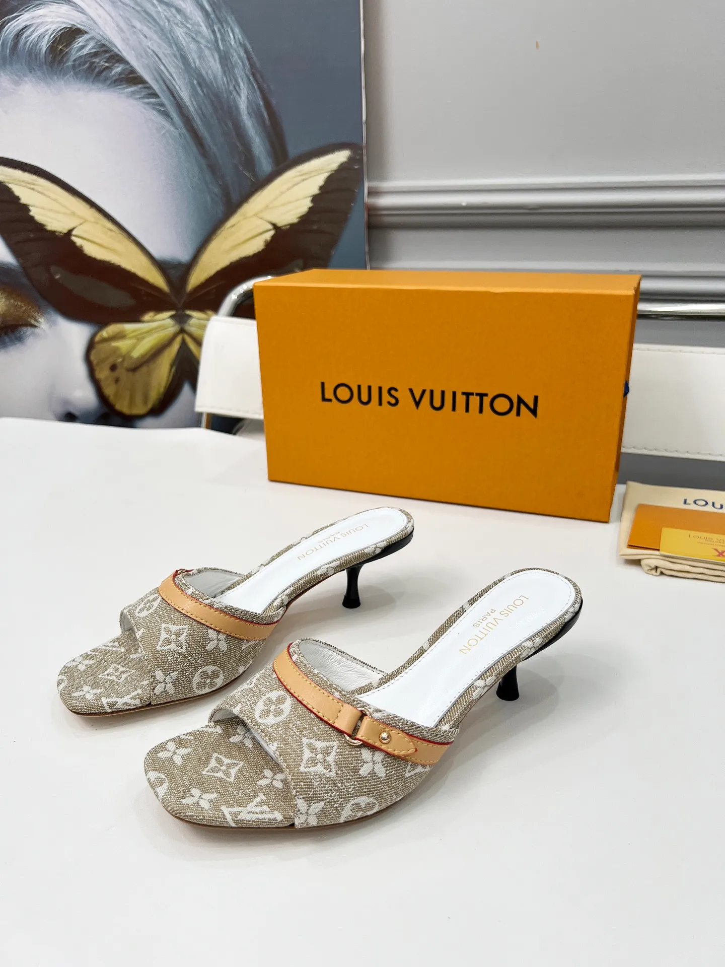 👟👟Ex-factory price 440👟👟 LV new denim kitten heel slippers 2025 summer must-have for goddesses, original replica, super comfortable on the feet. Show off the queen's temperament, the heel height is 9.5CM, which shows your temperament without being tiring. Leather outsole. Standard code: 35-42 (41 and 42 codes are customized, non-returnable and non-exchangeable)